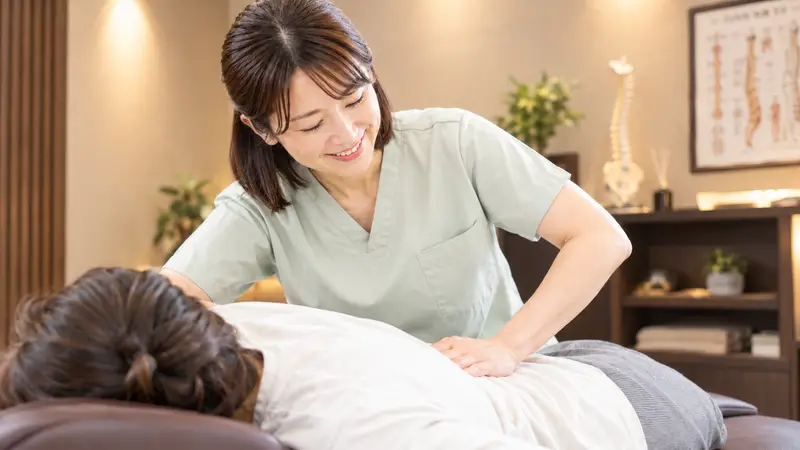 慢性腰痛・肩こり専門施術の風景（腰まわりを手技で整える様子）